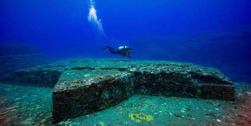 Di tích cổ mô phỏng hình dạng của một kim tự tháp ẩn sâu dưới lòng biển Yonaguni (nguồn: scubadiverlife.com)