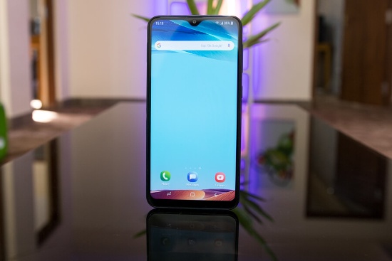 Samsung Galaxy M10: Giống như các đối thủ trong cùng danh sách, Galaxy M10 cũng sở hữu màn hình giọt nước (Samsung gọi là màn hình Infinity-V) kích thước 6,2 inch, độ phân giải tiêu chuẩn HD+ với viền mỏng, cho không gian trải nghiệm khi anh em xem video, lướt web hay chơi game sẽ rộng và thoải mái. 