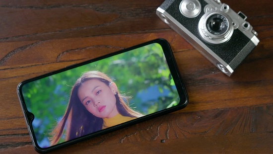 Vị trí giọt nước là nơi bố trí camera selfie 5MP khẩu độ f/2.0 với khả năng nhận diện mở khóa bằng khuôn mặt, máy cũng không có cảm biến vân tay như Galaxy M10.