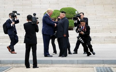 Cuộc gặp bất ngờ mang tính lịch sử giữa Tổng thống Trump và Chủ tịch Kim ở khu vực phi quân sự chia cắt giữa hai miền Triều Tiên