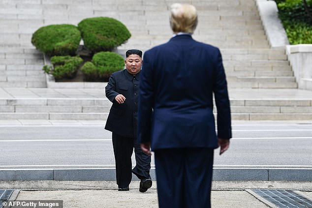 Tổng thống Trump đã gây bất ngờ khi là Nhà lãnh đạo Mỹ đầu tiên đi bộ từ khu phi quân sự vào lãnh thổ Triều Tiên để đến gặp Chủ tịch Kim