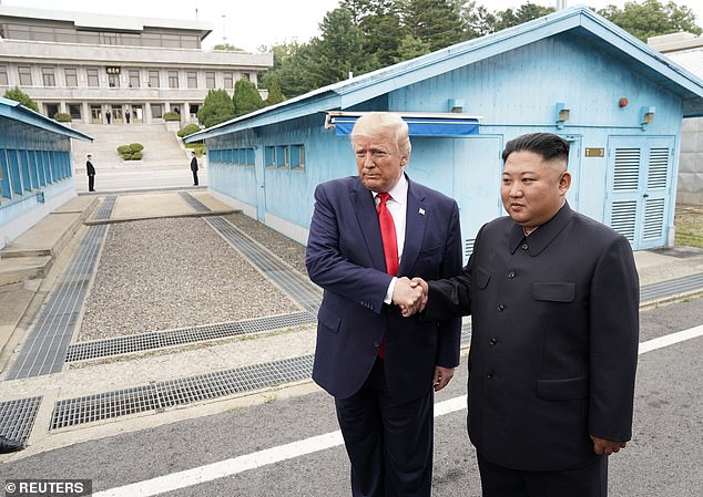 Cái bắt tay lịch sử giữa hai  nhà lãnh đạo Mỹ và Triều Tiên ở một trong những khu vực biên giới nguy hiểm nhất