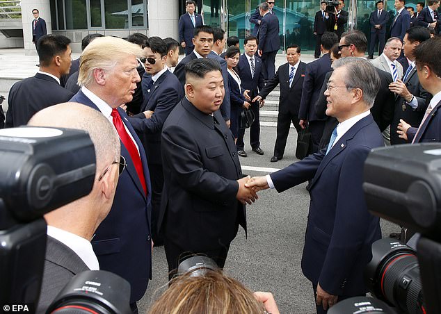 Chủ tịch Triều Tiên bắt tay Tổng thống Hàn Quốc