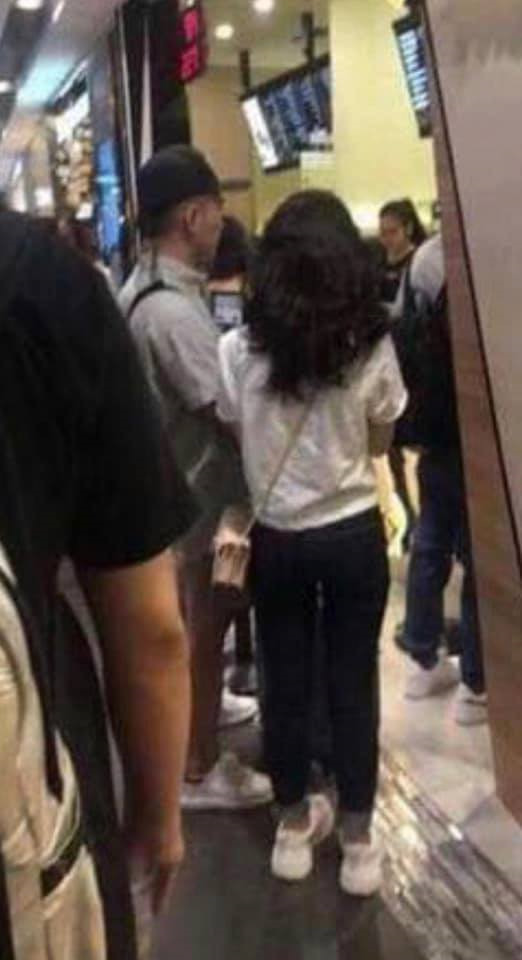 Mới đây, bức ảnh được cho là Will và Linh Ka xuất hiện tại một cửa hàng bất ngờ được lan truyền trên mạng xã hội. Nhiều người phán đoán cả hai đang hẹn hò sau khi gặp gỡ trong lần tham gia một gameshow trước đó 3 tháng.