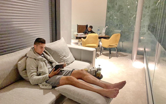 C.Ronaldo đăng bức ảnh cùng chú thích đầy ẩn ý