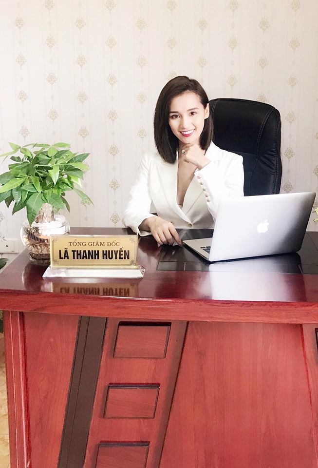  Ngoài việc đóng phim, Lã Thanh Huyền chủ yếu kinh doanh. Cô hiện là tổng giám đốc một công ty, quản lý một chuỗi siêu thị. 