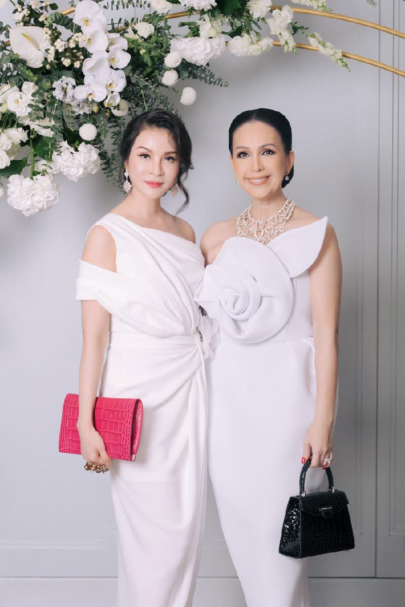 Diễn viên, MC Thanh Mai “ăn gian” tuổi thật với chiếc váy có những đường cut-out, xếp nếp tinh tế. Chiếc túi cầm tay màu hồng nổi bật càng mang đến vẻ ngoài ngọt ngào cho Thanh Mai.