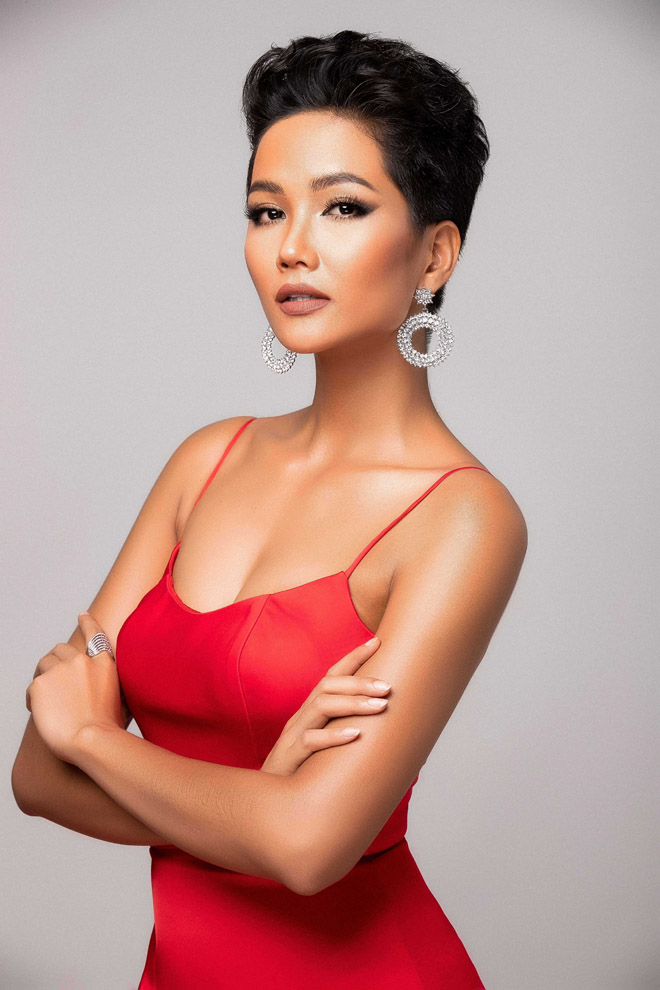 Số đo 84 được cho là vừa vặn với cơ thể Hoa hậu Hoàn vũ Việt Nam. Cô trở nên gợi cảm hút mắt khi diện những thiết kế khoét sâu phần ngực.