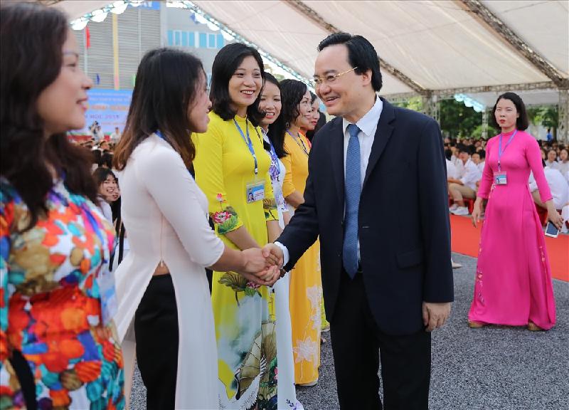 Bộ trưởng GDĐT Phùng Xuân Nhạ chia vui cùng thầy cô và học sinh nhân ngày khai trường