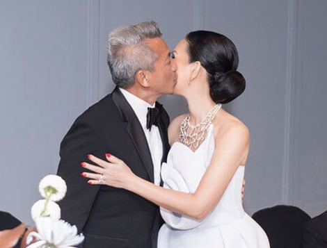 Diễm My hôn chồng Việt kiều say đắm nhân kỷ niệm 25 năm cưới