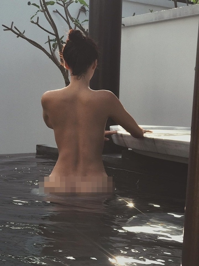 Nối gót Ngọc Trinh, Minh Tú cũng nhanh chóng đăng tải hình ảnh nude táo bạo ghi lại khoảnh khắc chụp hình trong bể bơi. Cô khỏa thân, quay lưng về phía máy ảnh.