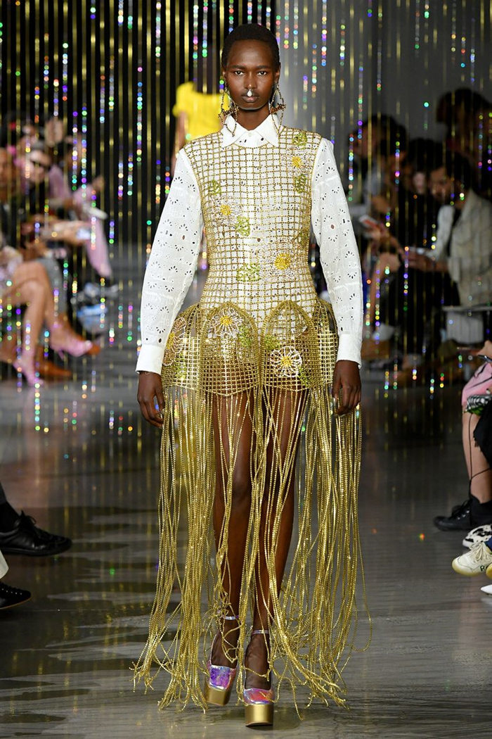 Chiếc váy độc đáo với thiết kế chân váy như những chiếc đơm cá bằng pha lê vàng lấp lánh. 