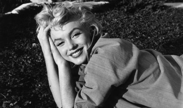 Ngày 5/8/1962, người ta phát hiện thi thể Marilyn Monroe trong tình trạng lõa thể tại nhà riêng ở Los Angeles, California. Khám nghiệm tử thi cho thấy minh tinh điện ảnh tử vong vì ngộ độc thuốc an thần. Tuy nhiên, kết luận này khiến nhiều người không hài lòng bởi họ không tin Marilyn Monroe hủy hoại cuộc đời khi đang ở đỉnh cao sự nghiệp.
