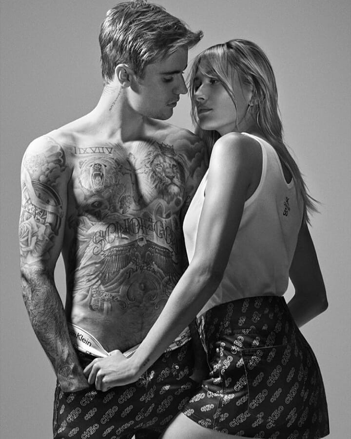 Justin Bieber khoe hình xăm phủ kín người trong khi vợ mới cưới của anh – nữ người mẫu Hailey Baldwin khoe vẻ gợi cảm với số đo ba vòng hoàn hảo. Hình ảnh mới nhất của cả hai nhận được hàng trăm nghìn lượt thích và bình luận sôi nổi.