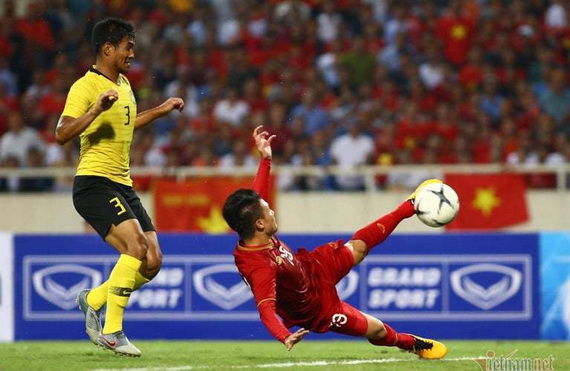 Quang Hải bắt vô lê ghi bàn thắng duy nhất cho tuyển Việt Nam trước Malaysia. Ảnh: Vietnamnet